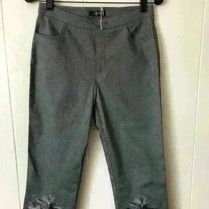 Henny Gray Floral Detailed Capris L